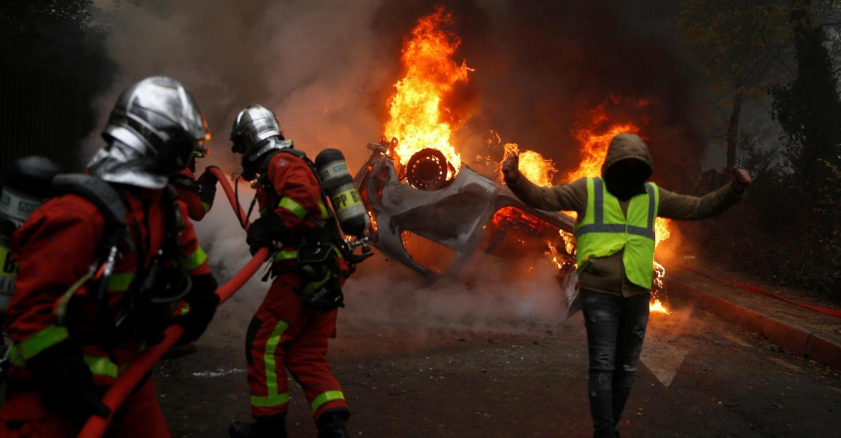 Žluté vesty dle pařížské vlády těžce zasáhly ekonomiku. Policisté solidární s demonstranty