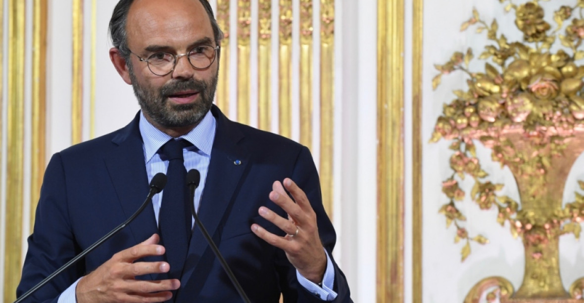 Francouzská vláda na půl roku ustoupila. Po demonstracích benzín zatím nezdraží