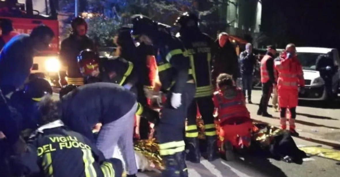 VIDEO: Lidé po sobě v panice šlapali. V italském klubu zemřelo 6 lidí, z toho 5 teenagerů