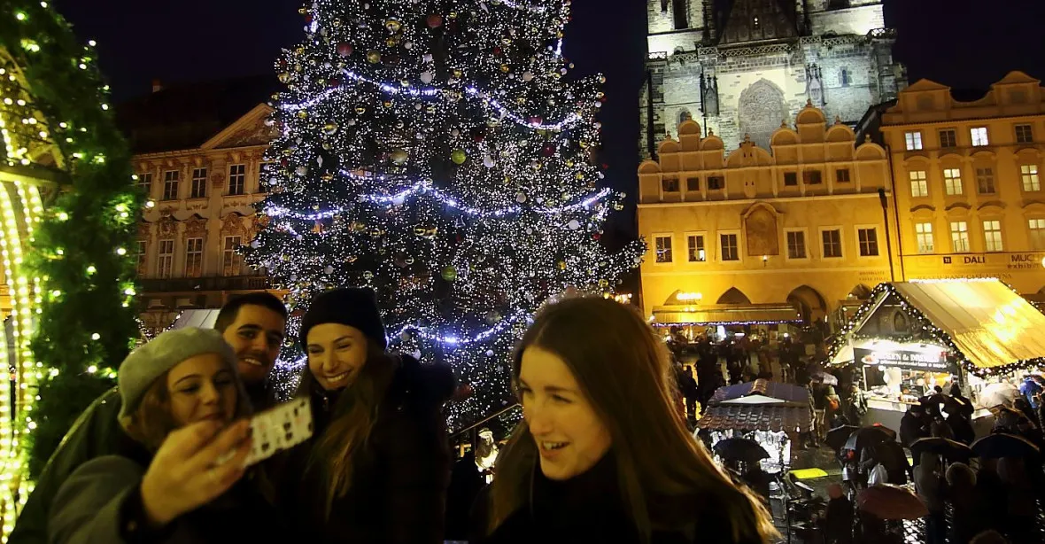 Vánoční Praha láká, v prosinci čeká mohutný nápor turistů. Přijede jich asi 700 tisíc