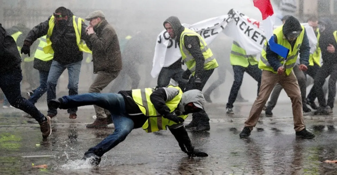 Protesty žlutých vest výrazně zpomalí ekonomiku Francie