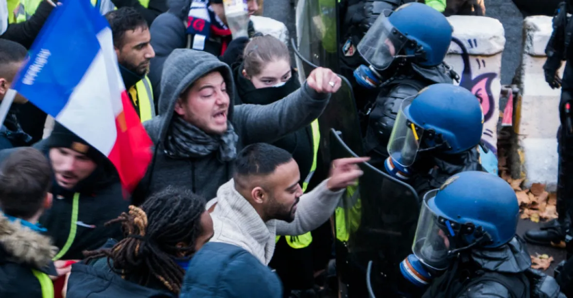Účast Ruska na protestech ve Francii je pomluva, odmítá Kreml nařčení