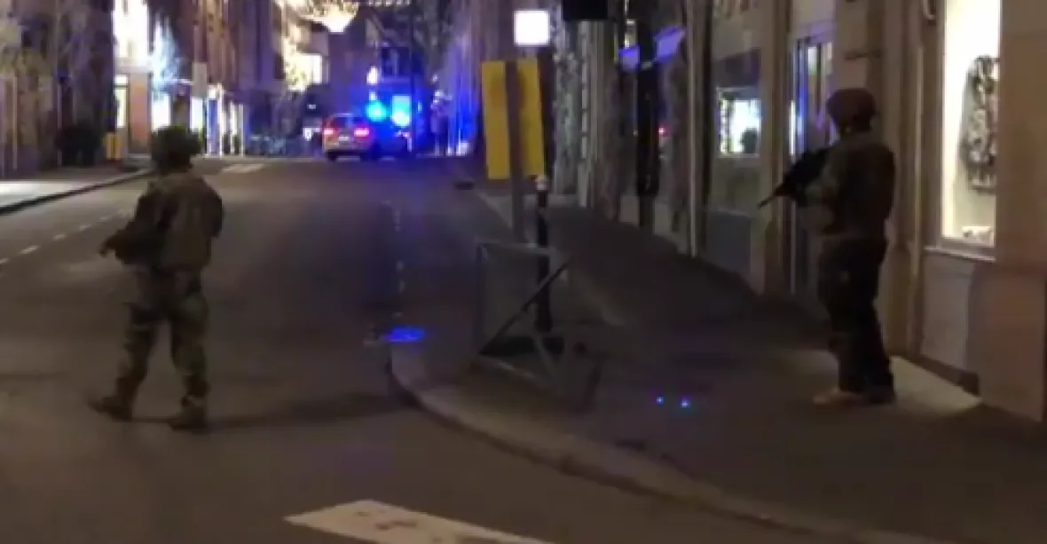 Po střelbě ve Štrasburku nejméně tři mrtví, střelec policii dál uniká