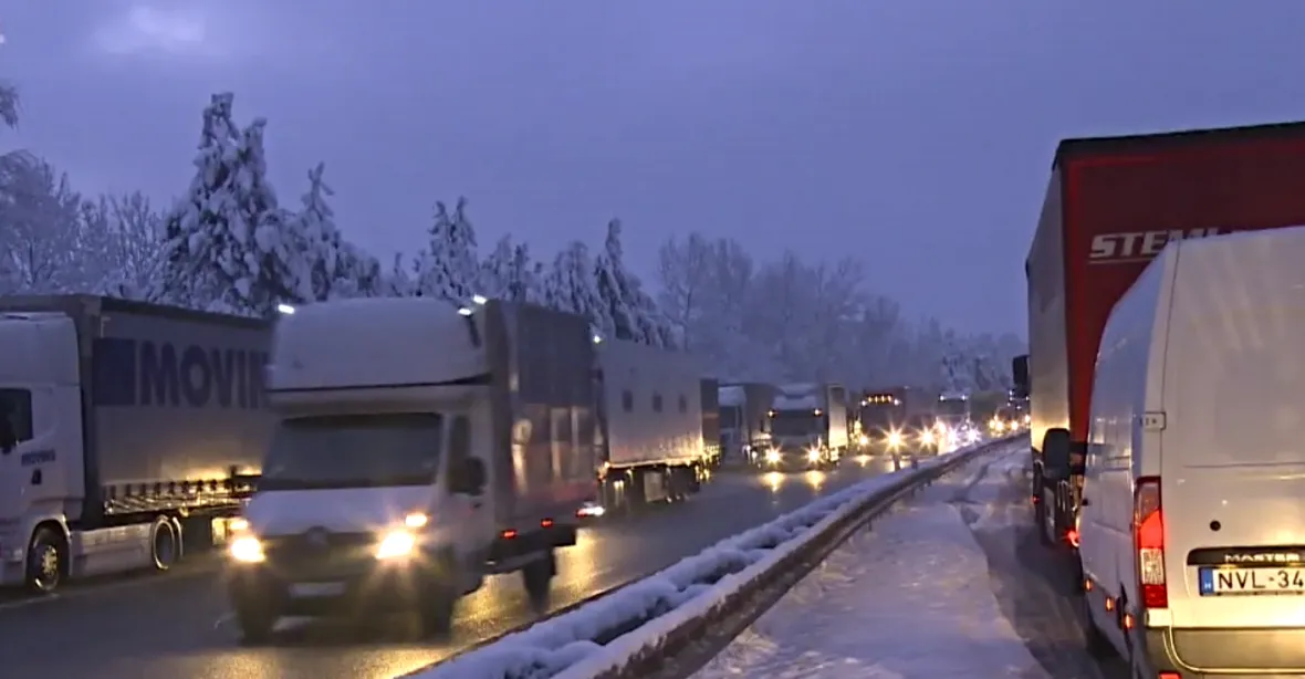 Dálnice D1 kvůli sněžení kolabuje, někteří řidiči na ní zůstali i 14 hodin