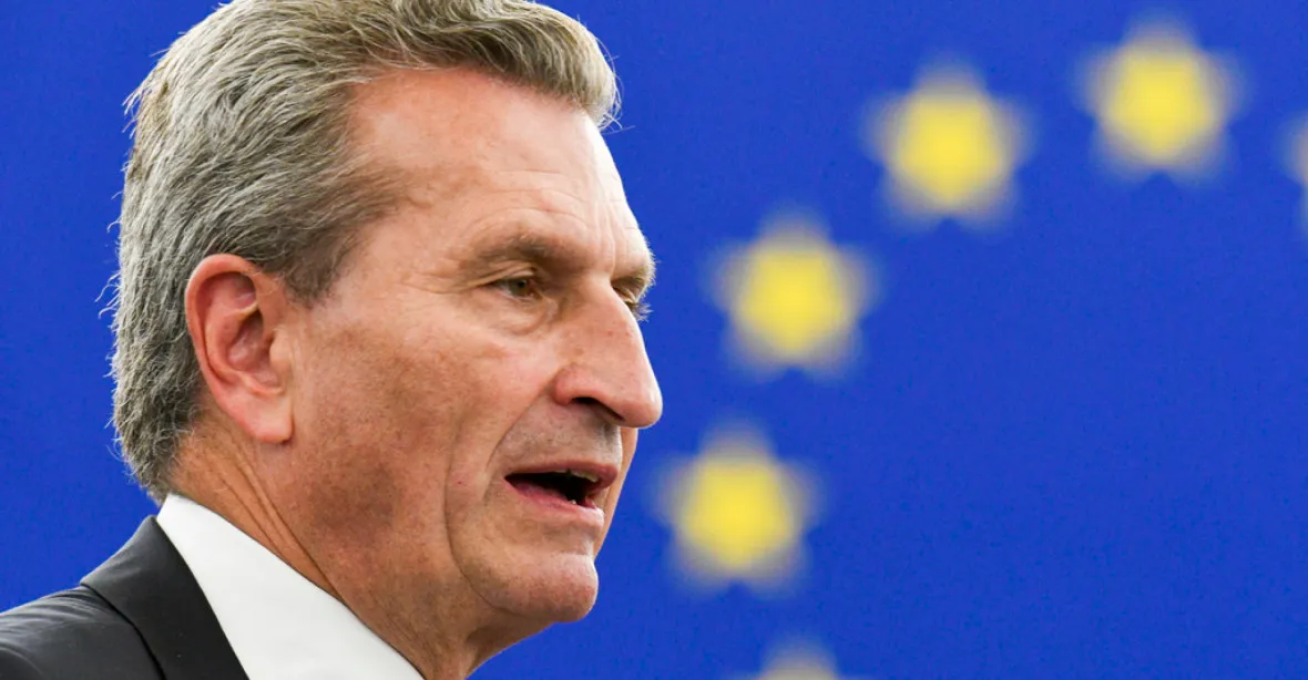 Co řekl Oettinger o Česku a dotacích? Jeho slova zněla v různých jazycích jinak