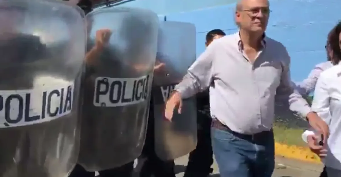Novináři v Nikaragui protestovali proti raziím v redakcích, policie je zbila obušky