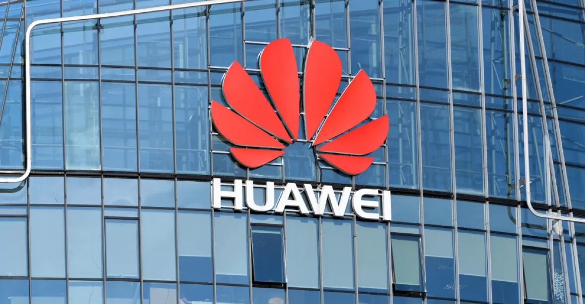 Úřad vlády se zbavuje přístrojů od Huawei. Hrad varování před Číňany analyzuje, prezident mobil nemá