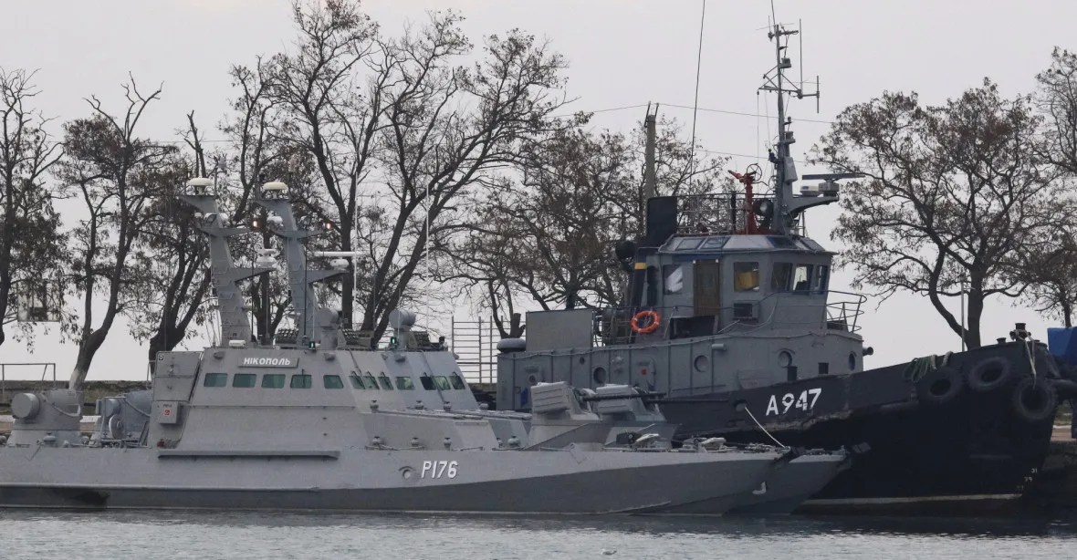 Osvobození ukrajinských námořníků je zatím v nedohlednu, Rusko krizi řešit zatím nechce