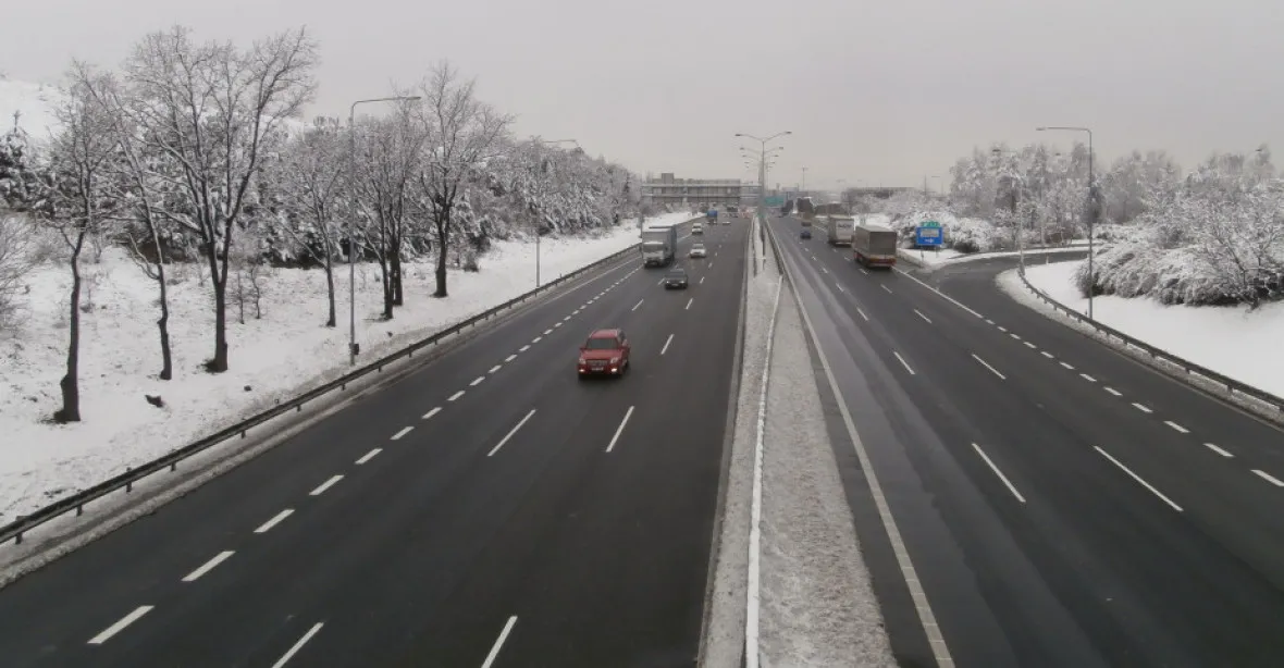 Stojíte v kolonách? Napište nám na kolaps@rsd.cz, vyzývá Ředitelství silnic a dálnic motoristy