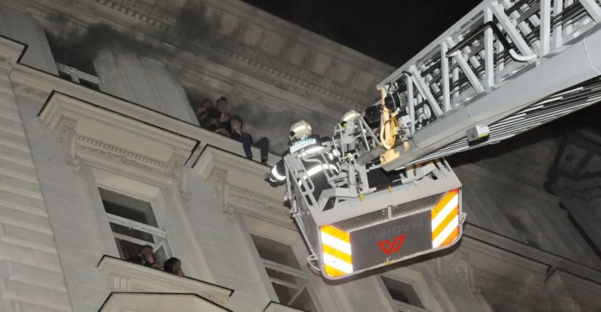 Policie obvinila dva zaměstnance hotelu kvůli požáru v pražské Náplavní ulici