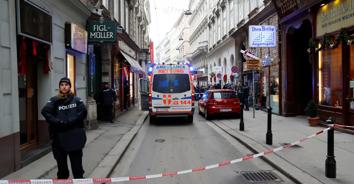 Po střelbě v centru Vídně zůstali dva mrtví. Svědci mluví o popravě, slyšeli prý balkánský jazyk