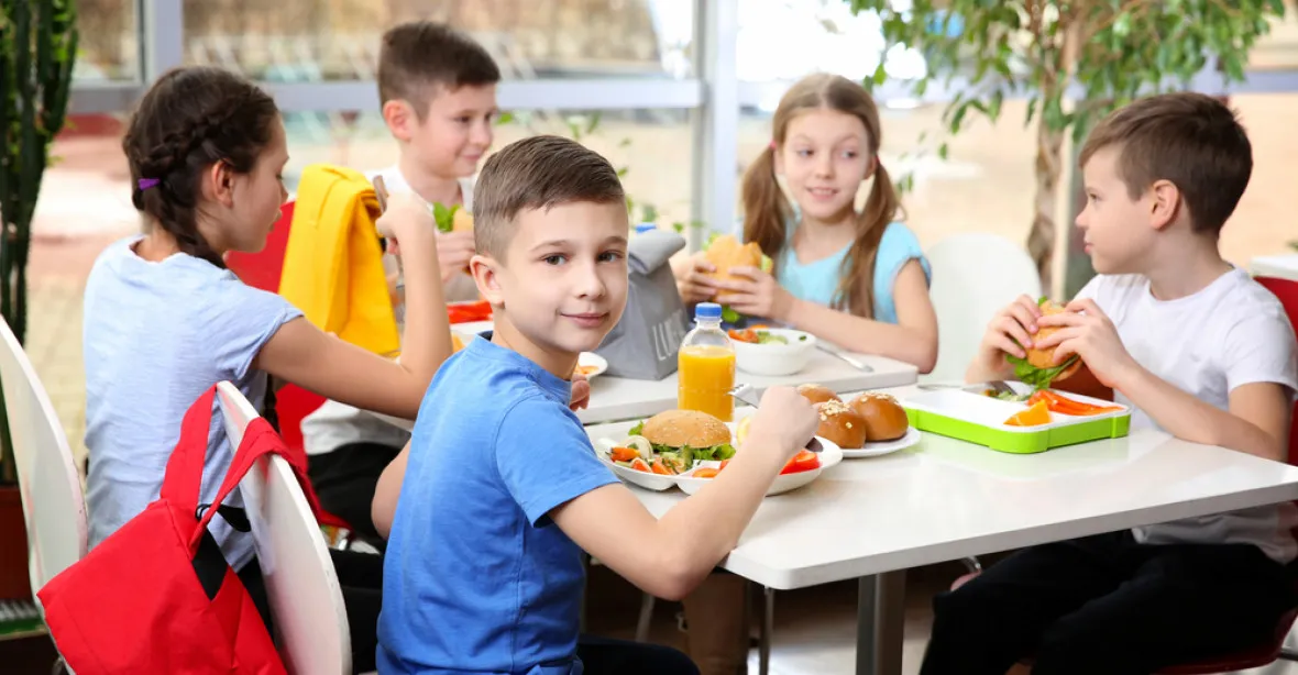 Čím starší dítě, tím vyšší nároky na obědy. Do školní jídelny nechodí čtvrtina deváťáků