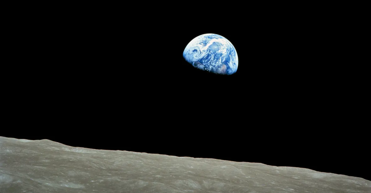 Když Země půl hodiny mlčela. Vánoční Apollo 8 první nahlédlo na odvrácenou stranu Měsíce