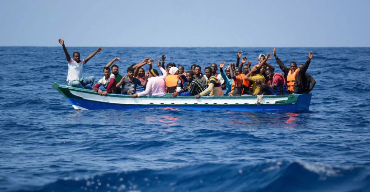 Loď NGOs naložila u libyjských břehů téměř 300 migrantů. A má už tradiční dilema „kam s nimi“
