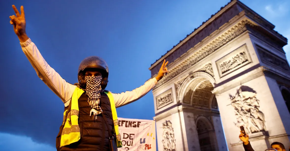 Na protesty žlutých vest přišly ve Francii desítky tisíc lidí. Obětí demonstrací je už deset