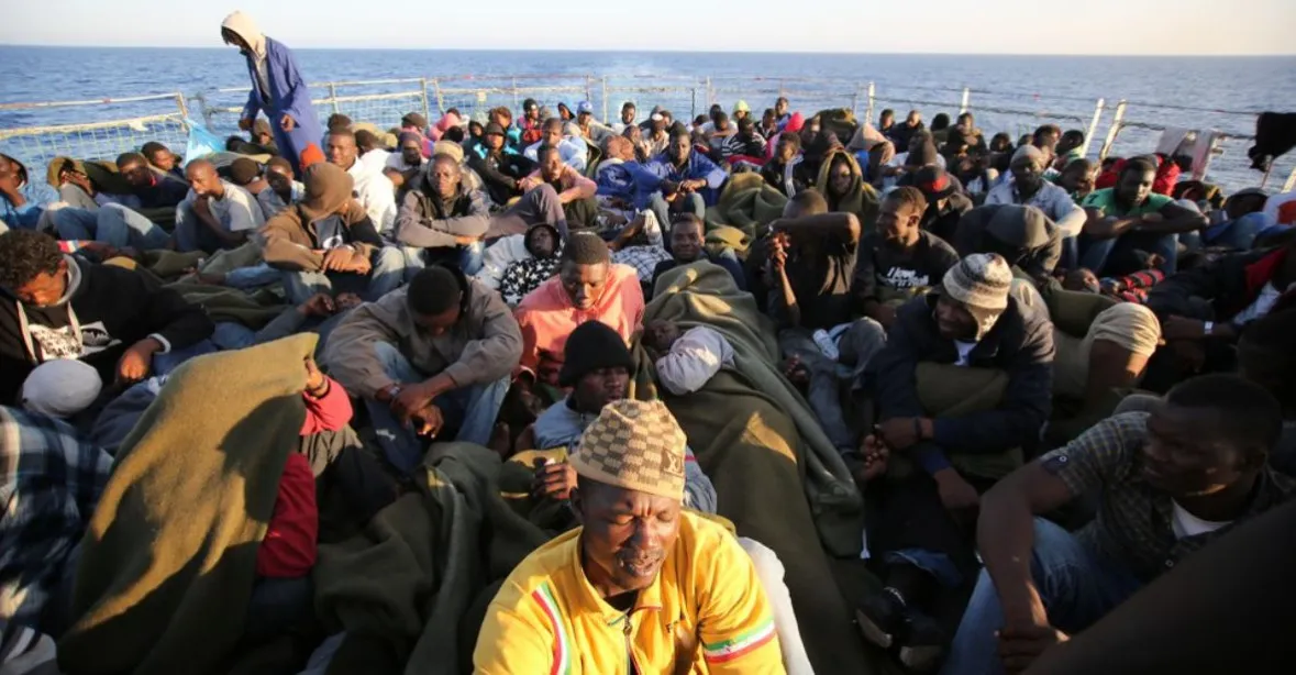 Svátek převaděčů s pomahači skončil, říká Itálie. 311 vylovených migrantů ale míří do Španělska