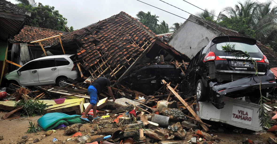 Výbuch sopky Anak Krakatoa způsobil cunami. Indonésie hlásí přes dvě stovky mrtvých