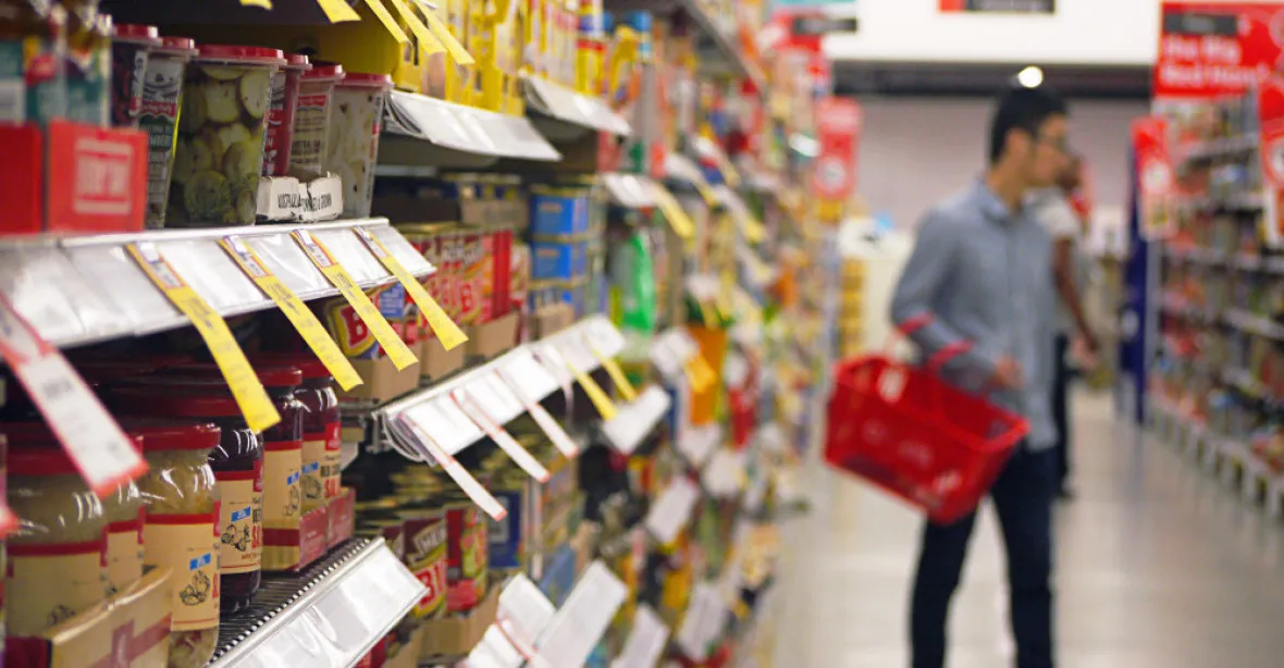 Obchodníci hlásí rekordní tržby za potraviny i dárky. Češi se předzásobují