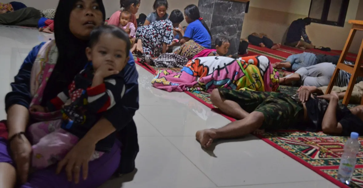 Počet obětí tsunami v Indonésii se přiblížil třem stovkám