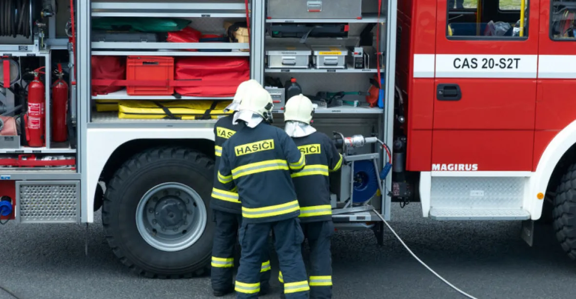 Při požáru bytu na pražských Vinohradech zemřela žena. Další tři lidé jsou zranění