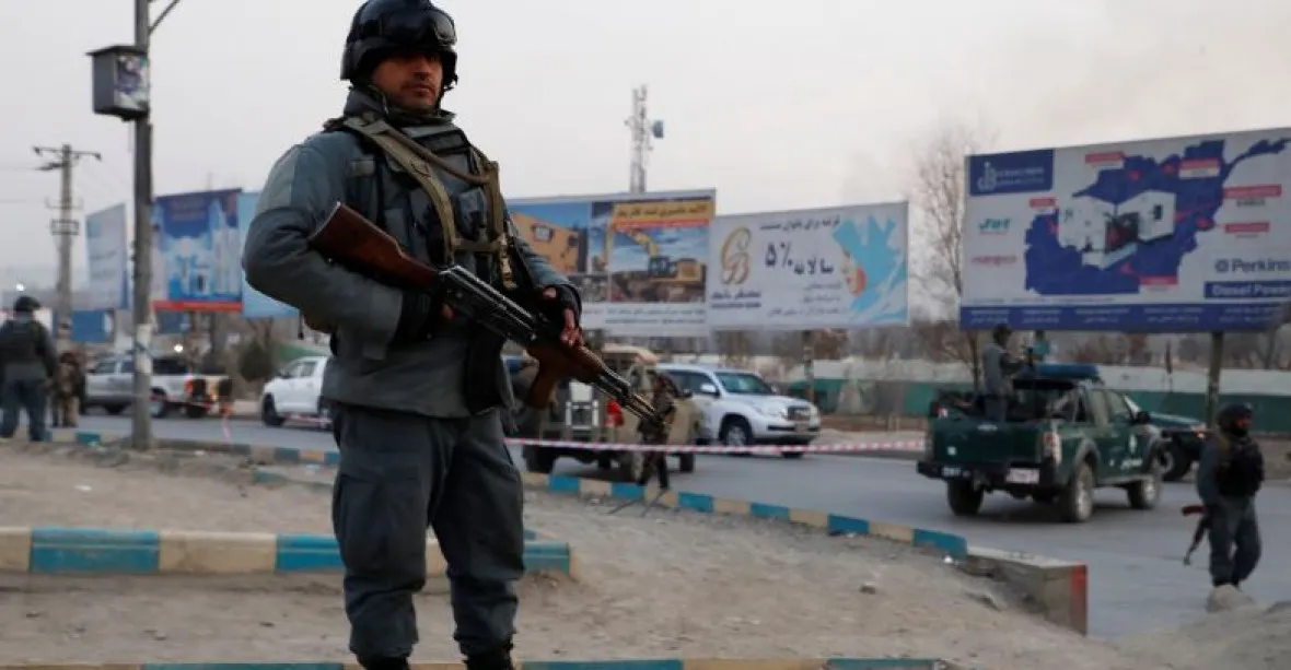 Sebevrah odpálil bombu u vládní budovy v Kábulu, poté do ní vtrhli ozbrojenci. Čtyři desítky mrtvých