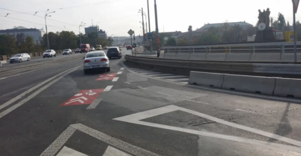 Na most u stanice Vltavská mohou opět osobní auta