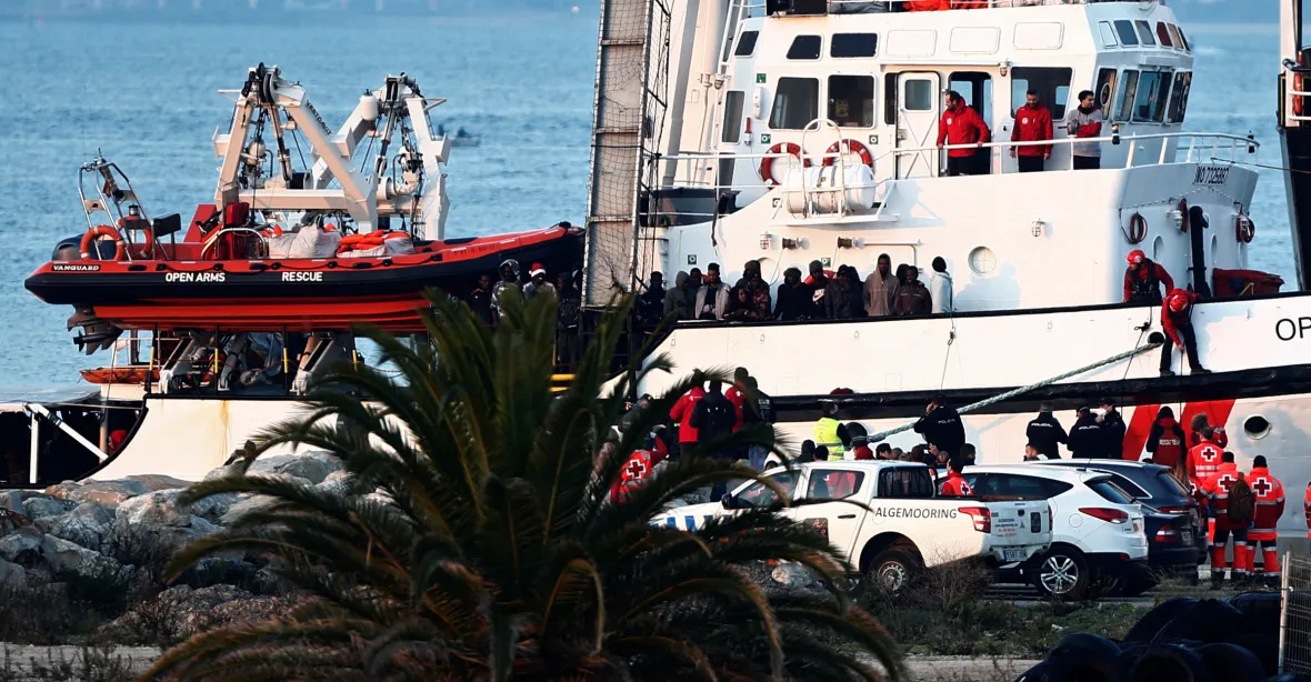 Ve Španělsku zakotvila loď s více než 300 africkými migranty