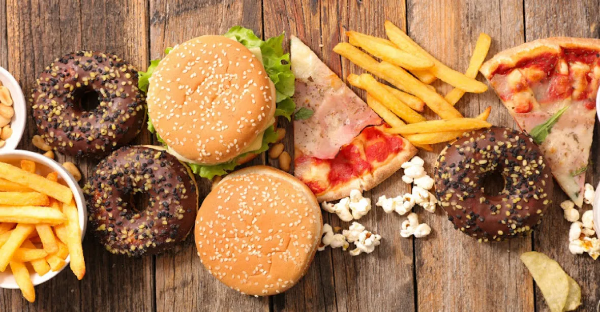 Britové zvažují limity kalorií pro hotová jídla. „Svévolné a šílené,“ zní od ekonomů