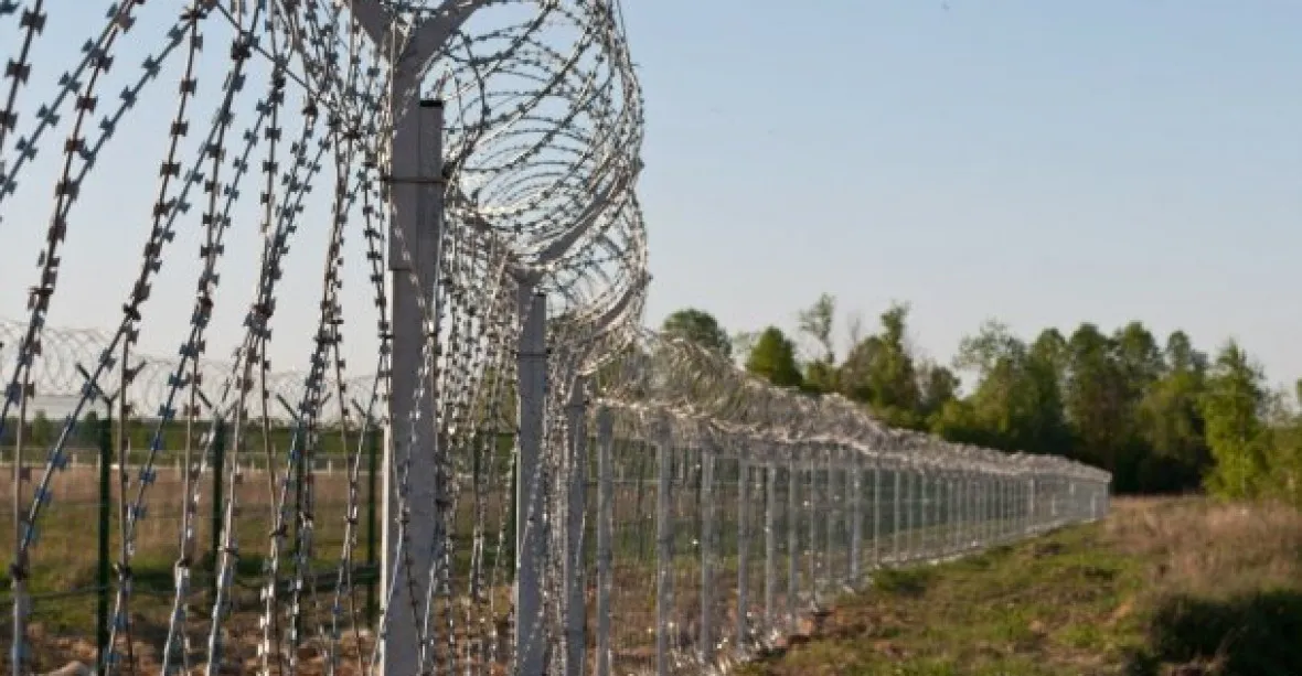 VIDEO: Mezi Krymem a Ukrajinou vyrostl plot s ostnatým drátem a senzory