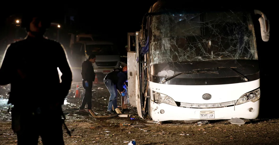 Bombový útok na autobus s turisty v Egyptě. Jsou čtyři mrtví a zranění