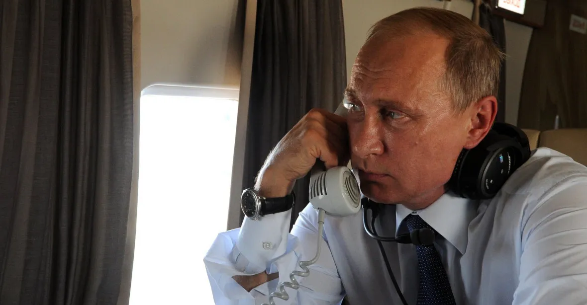 Putin zaslal novoroční zdravici Trumpovi. „Moskva je otevřena dialogu,“ napsal. Popřál i Zemanovi