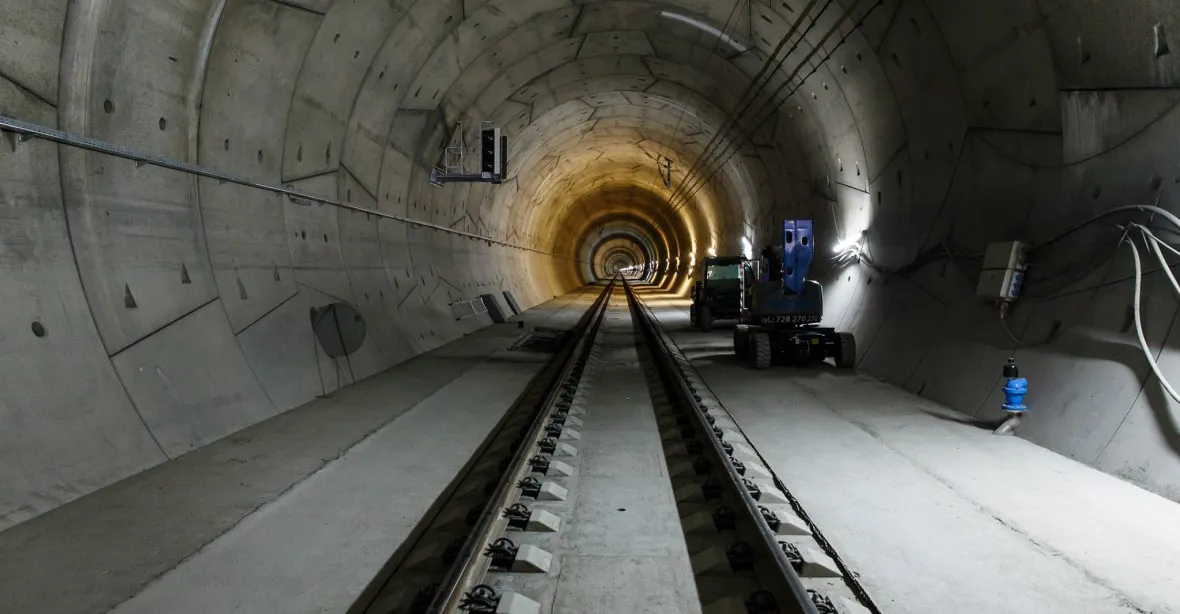 V nejmodernějším železničním tunelu v ČR srazil vlak dívku. Selhala čidla detekující pohyb?