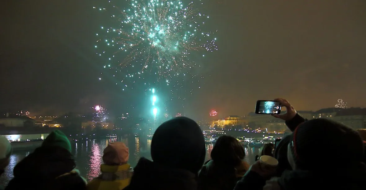 FOTOGALERIE: V centru Prahy tisíce lidí vítaly nový rok 2019. Nejvíce řádili s petardami cizinci