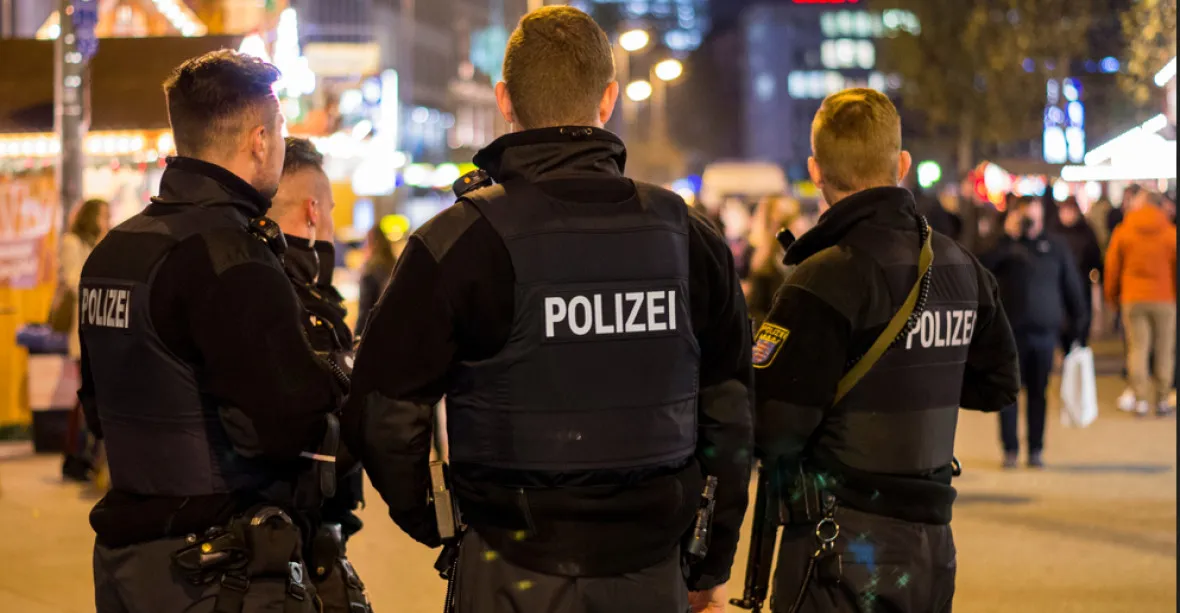 V německém Bottropu muž najel do skupiny lidí, čtyři zranil. Úmyslně útočil na cizince