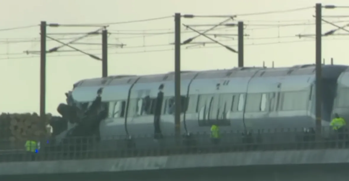 VIDEO: Předměty z nákladního vlaku zabily v protijedoucí soupravě šest lidí