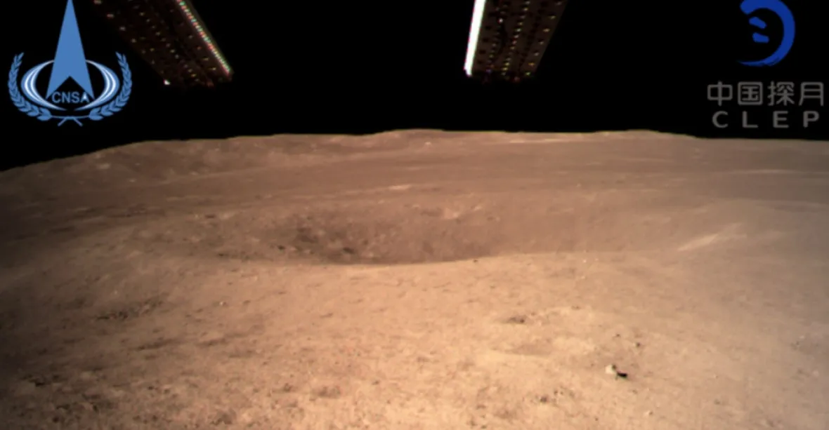FOTO: Čínská sonda poslala první snímky z odvrácené strany Měsíce