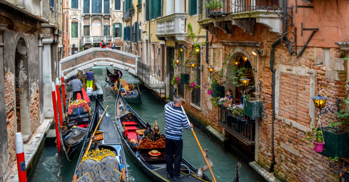 Příliš mnoho turistů. Benátky je chtějí regulovat placeným vstupem do centra