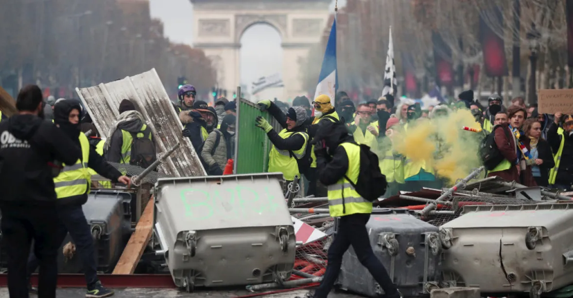 Další násilné demonstrace žlutých vest ve Francii. Macron mluví o „útoku na republiku“