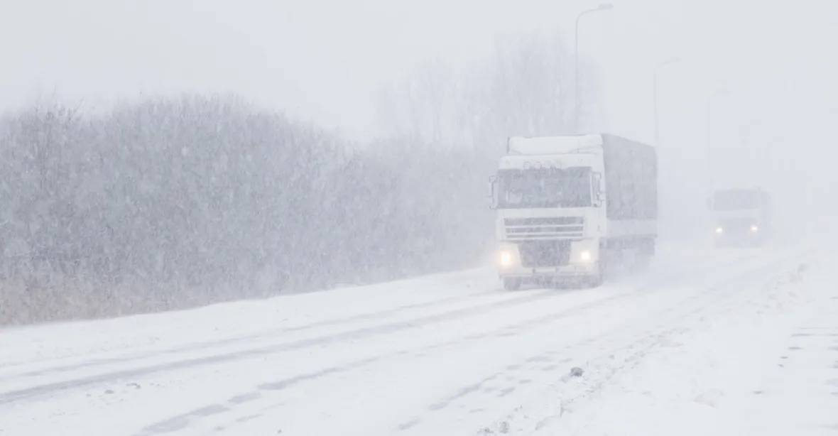 Sníh komplikuje dopravu, kvůli nehodám se kolony tvoří i na D1