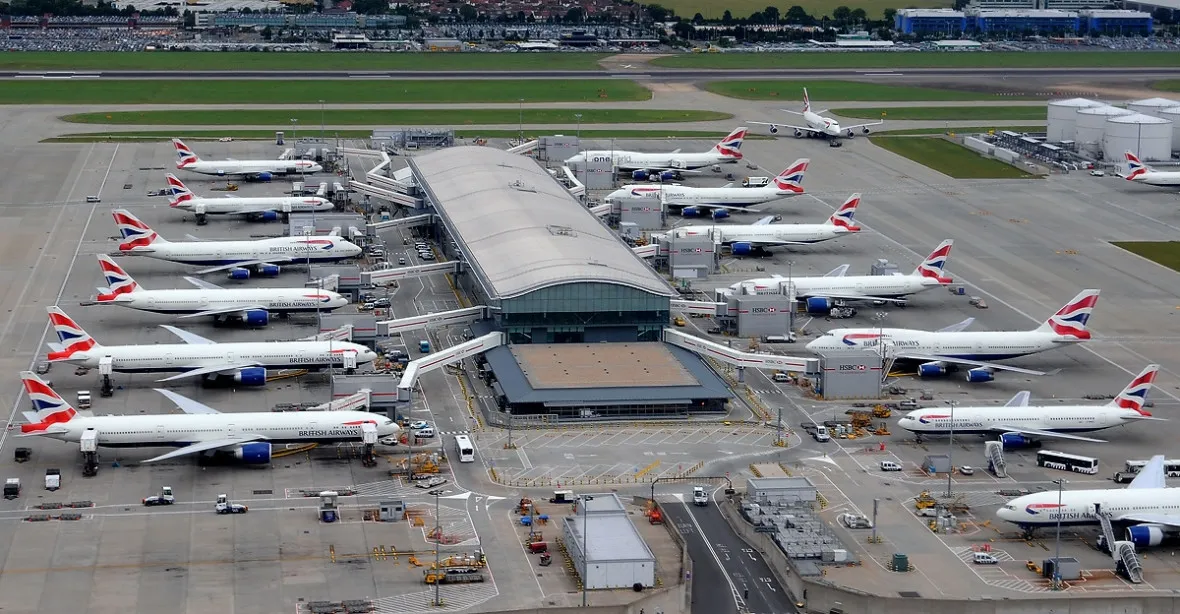 Další problémy kvůli dronu. Londýnské letiště Heathrow zastavilo na hodinu odlety