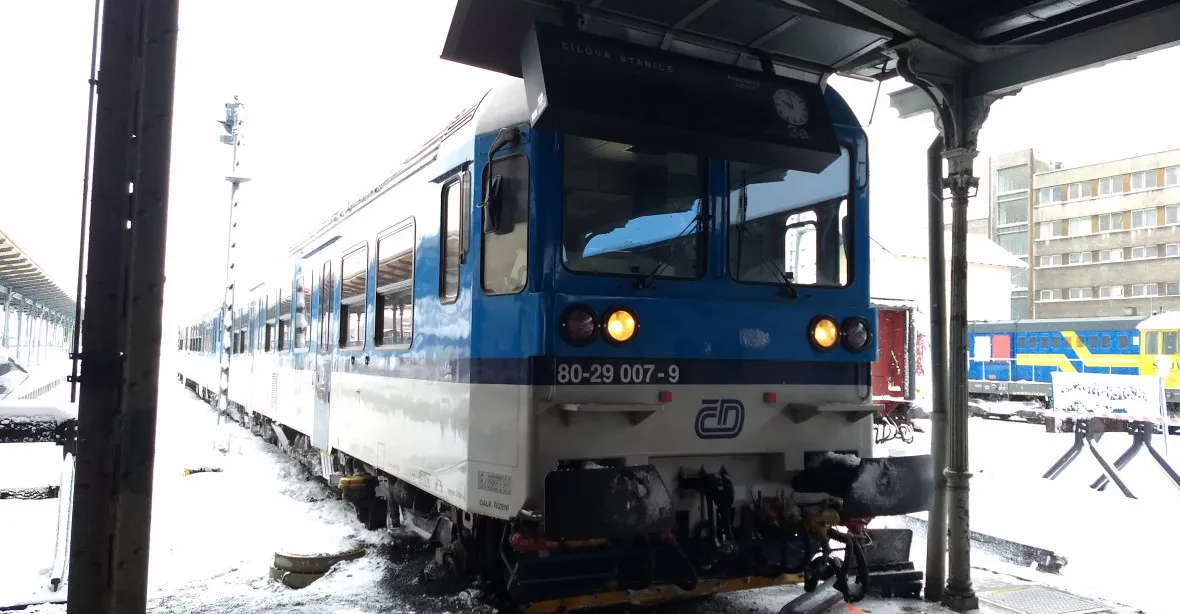 Fotogalerie: Vlak v Liberci najel na perón, zarážedlo ho nezastavilo