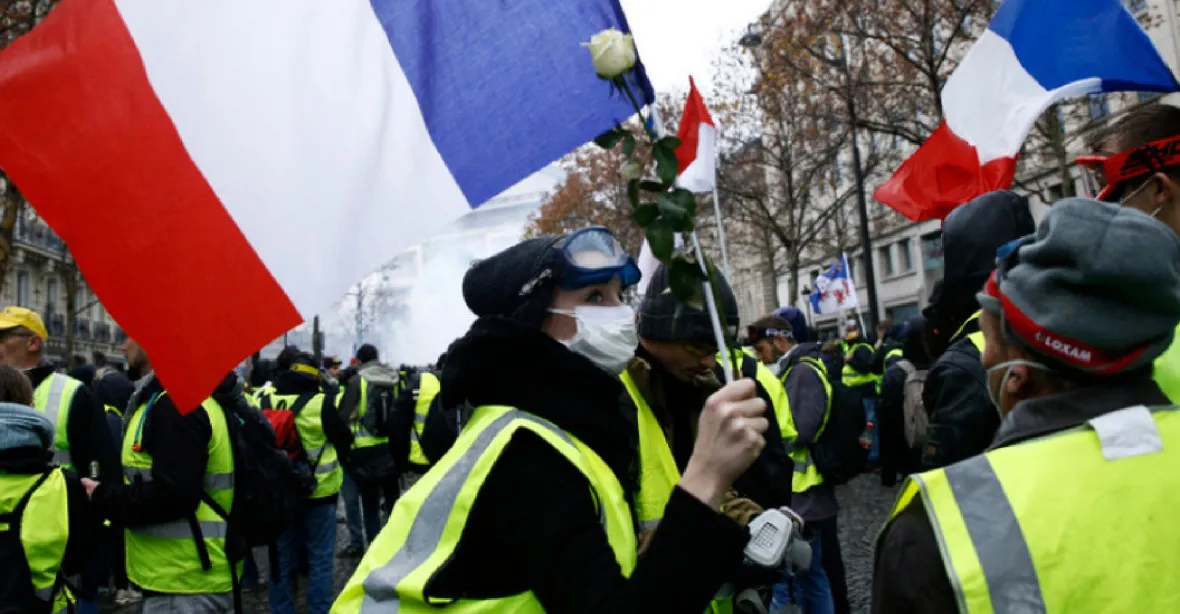V ulicích Francie se sešlo 84 tisíc žlutých vest, podle policie víc než před týdnem. Na 200 lidí zadrženo