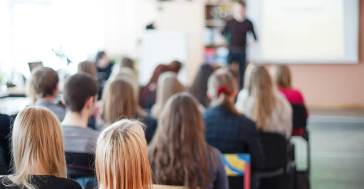 Zájem evropských učitelů o vyučování v Británii klesá, školy sužuje nedostatek pedagogů