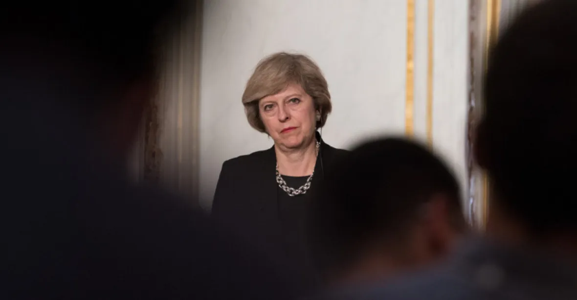 Premiérka Mayová na kolenou. Odmítnutí její dohody přiblížilo tvrdý brexit
