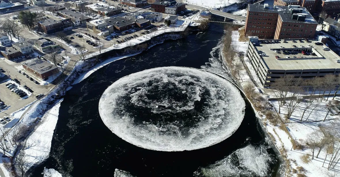 VIDEO: Na americké řece se objevil unikátní přírodní jev. Masivní ledový disk má šíři přes 90 metrů