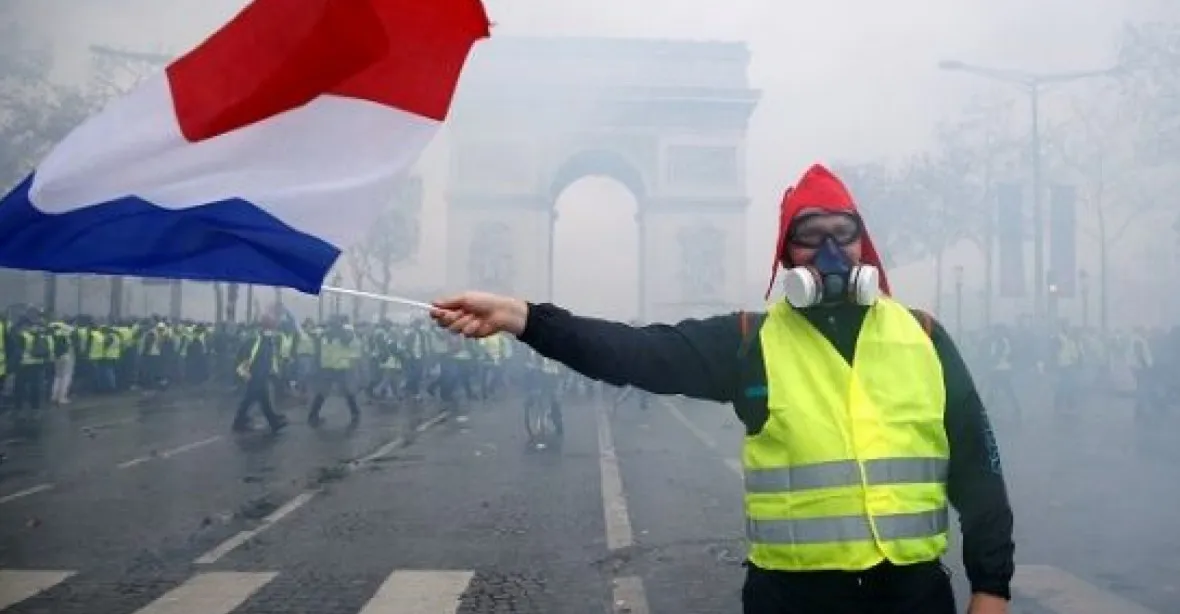 Ve Francii pokračují protesty žlutých vest, do ulic vyšly desítky tisíc lidí