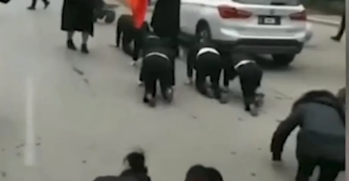 VIDEO: Nesplnily roční plán. Musely padnout na kolena a plazit se ulicemi