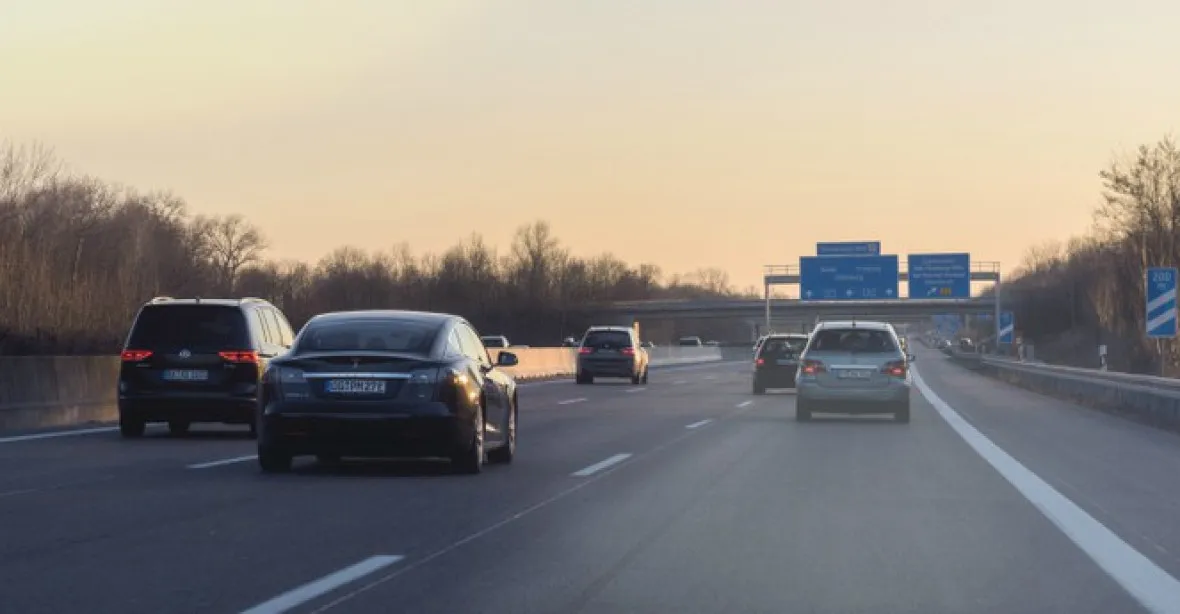 Němečtí ekologové žádají snížit rychlost na dálnicích i mimo obce. Jdou do křížku s CDU a CSU