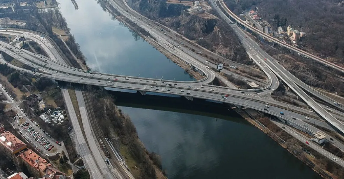 Uzavírkové peklo. Barrandovský most či Štěrboholská spojka, řidiče čeká v Praze řada omezení