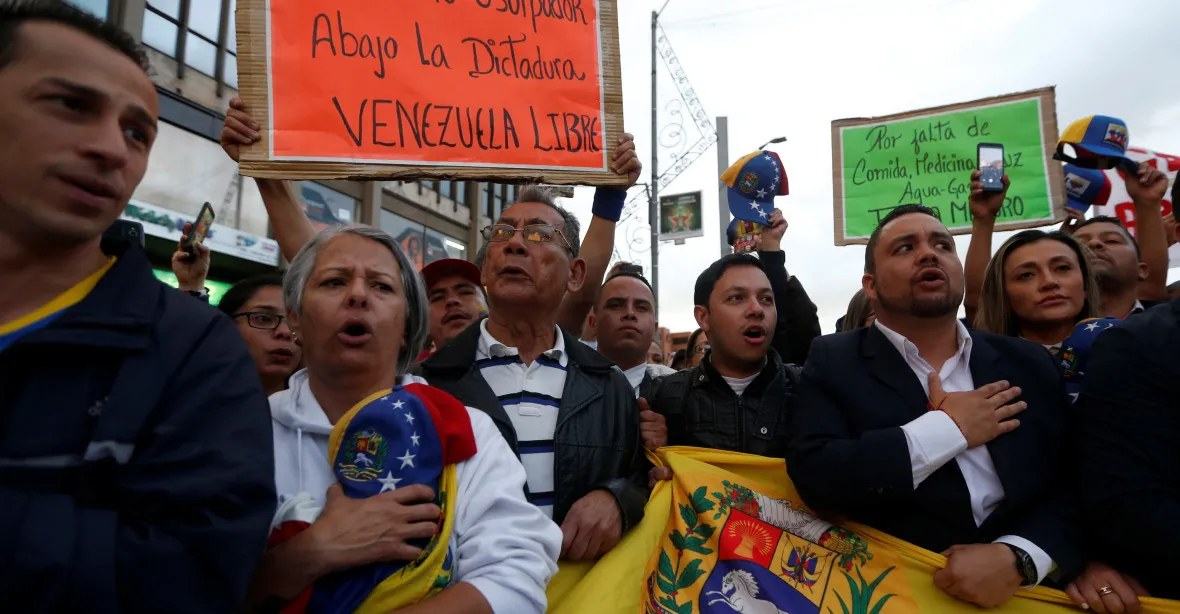 EU vyzývá Venezuelu k uspořádání svobodných voleb. Protivládní protesty mají už 16 obětí